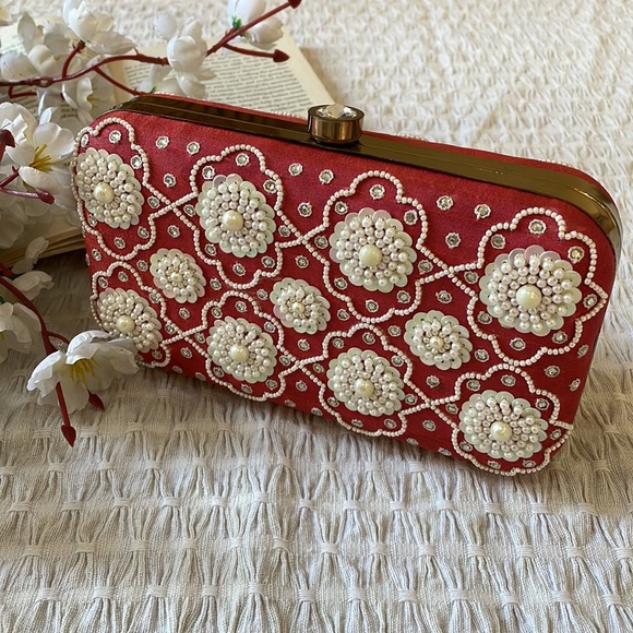 Red with white bead work clutch bag with sling - Picture 6 of 9